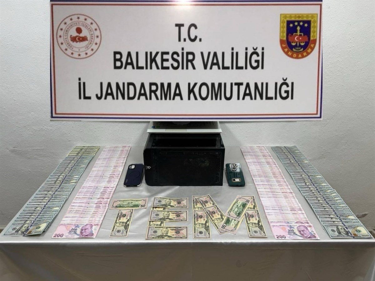 Balıkesir'in Bandırma ilçesinde DEAŞ'a finansman sağladığı iddiasıyla gözaltına alınan zanlı...