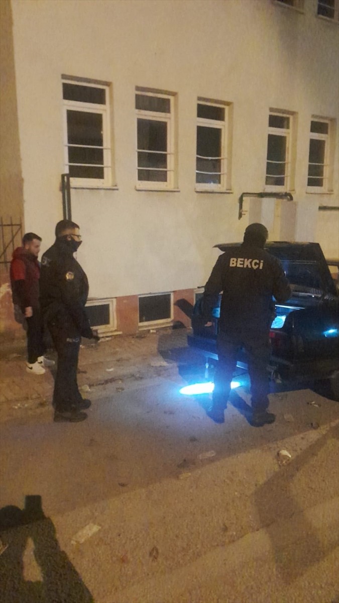 Balıkesir'in Edremit ilçesinde polis ekiplerince mahalle, park, bahçe, meydan ve umuma açık...