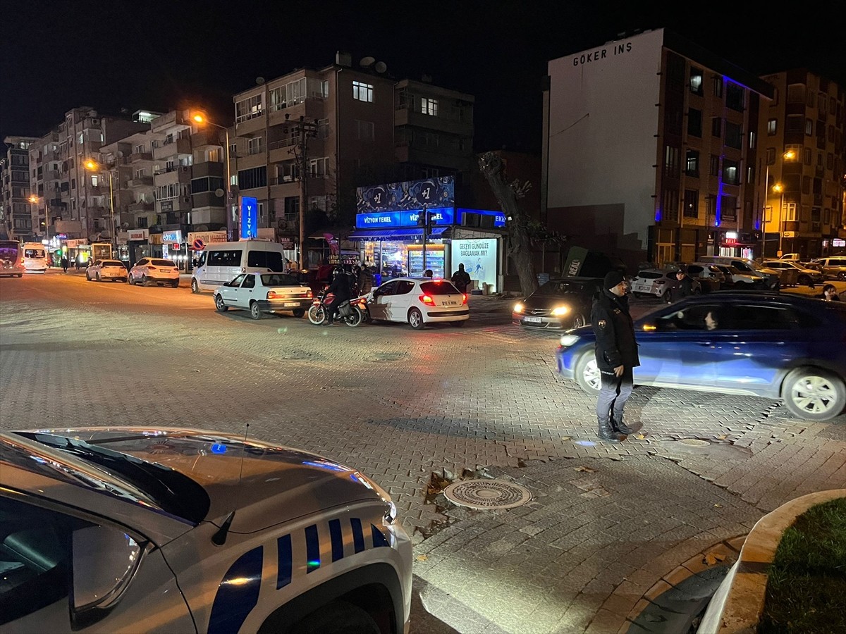 Balıkesir'in Edremit ilçesinde polis ekiplerince mahalle, park, bahçe, meydan ve umuma açık...