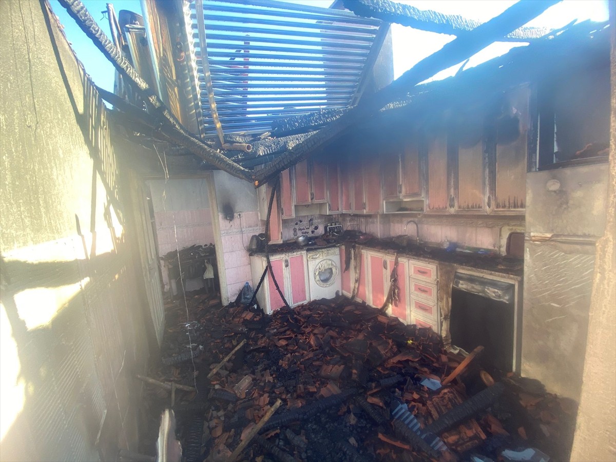 Balıkesir'in Sındırgı ilçesinde 4 katlı apartmanın çatı katında çıkan yangın nedeniyle daire...