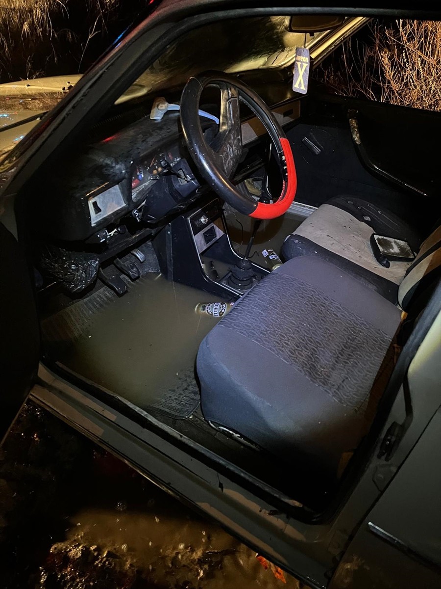 Balıkesir'in Sındırgı ilçesinde yoğun yağış nedeniyle debisi yükselen Cüneyt Çayı'nda akıntıya...