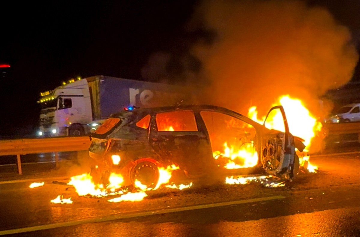 Başakşehir TEM Otoyolu'nda seyir halindeyken alev alan otomobil kullanılamaz hale geldi.