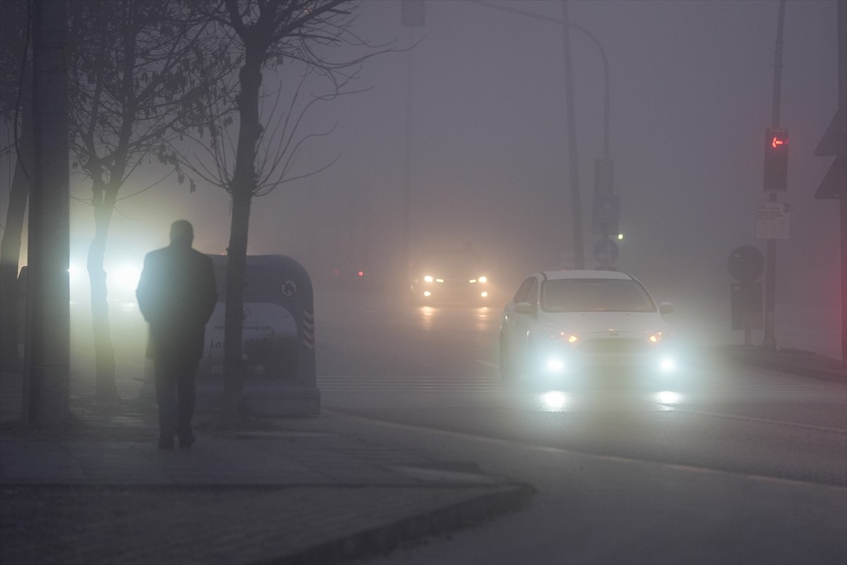 Başkentte yoğun sis nedeniyle görüş mesafesi düştü. Gece yarısından itibaren başkentin bazı...