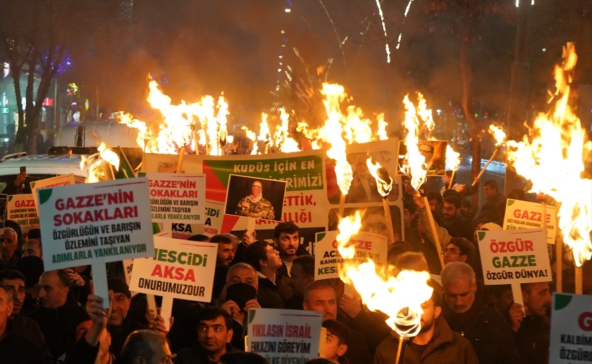 Batman'da İsrail'in Gazze'ye yönelik saldırılarını protesto etmek için "meşaleli yürüyüş" yapıldı....