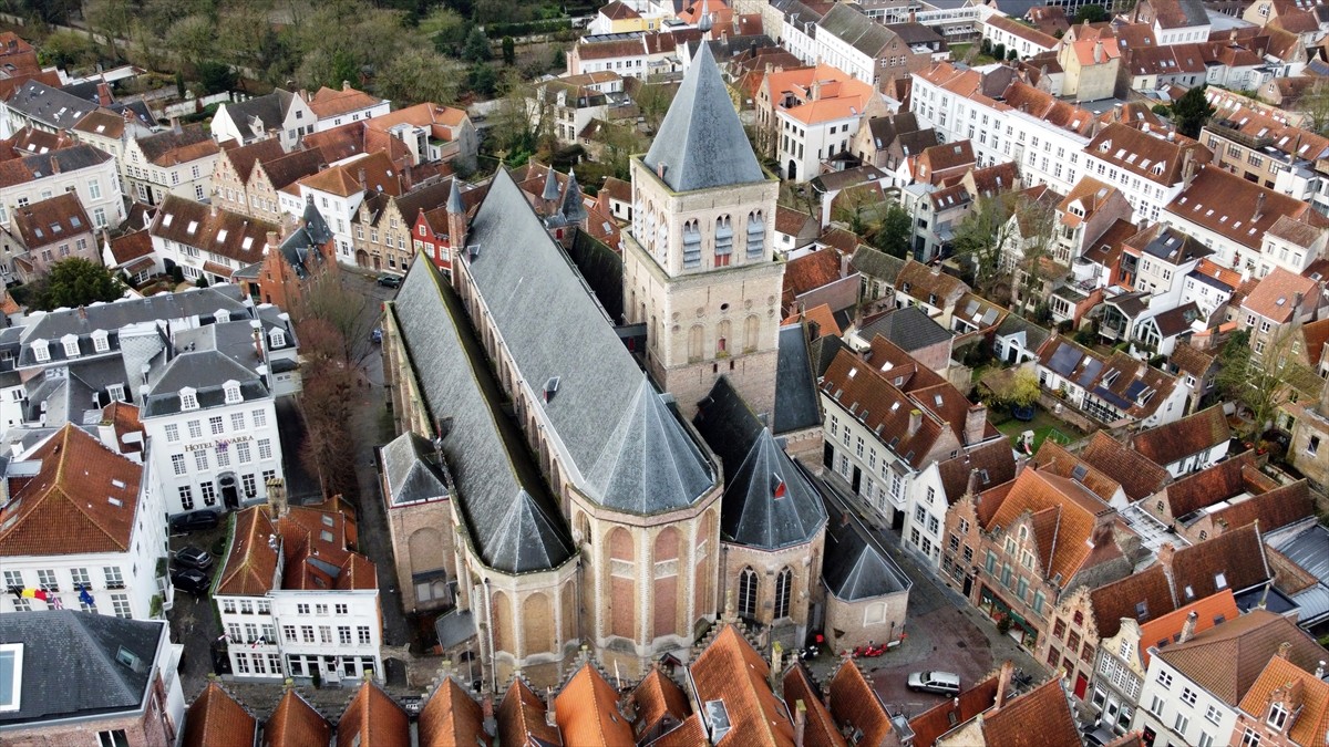 Belçika'nın Batı Flandre bölgesinin başkenti Brugge, Orta Çağ'dan kalma yapıları ve kanallarıyla...