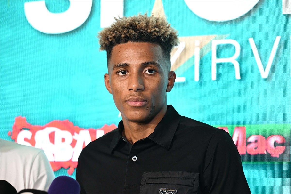  Beşiktaş futbolcusu Gedson Fernandes, Turkuvaz Medya Merkezi'nde düzenlenen 'Turkuvaz Medya Spor...