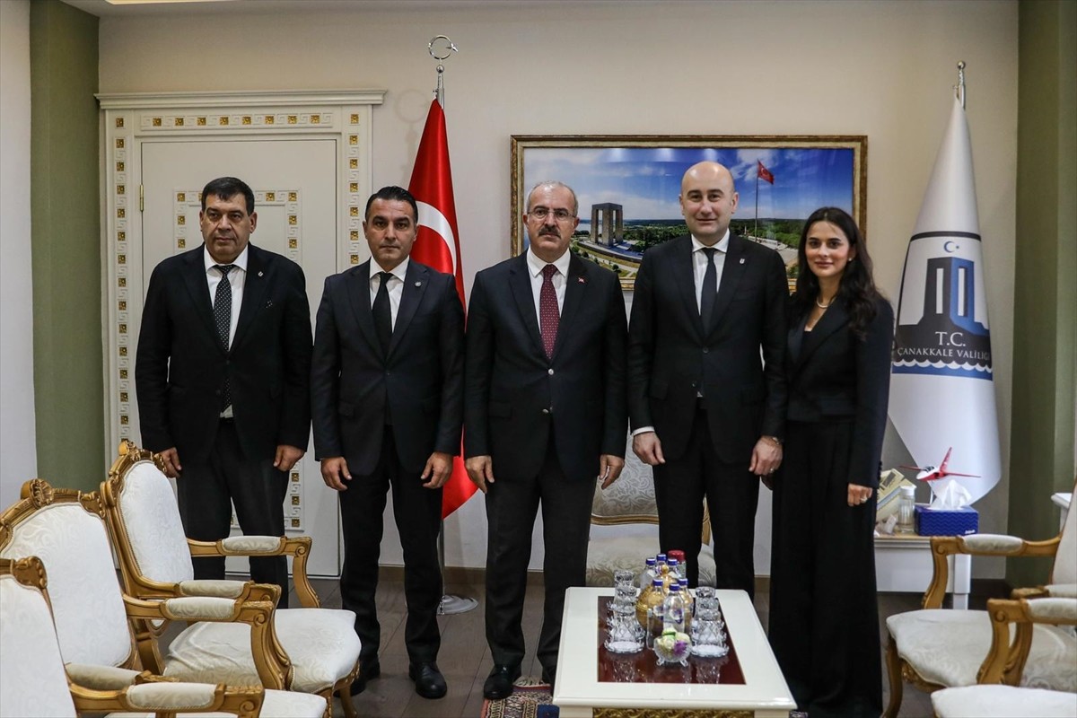 Beşiktaş Kulübü Başkanı Hüseyin Yücel (sağda), Çanakkale Valisi Ömer Toraman'ı (solda) ziyaret...