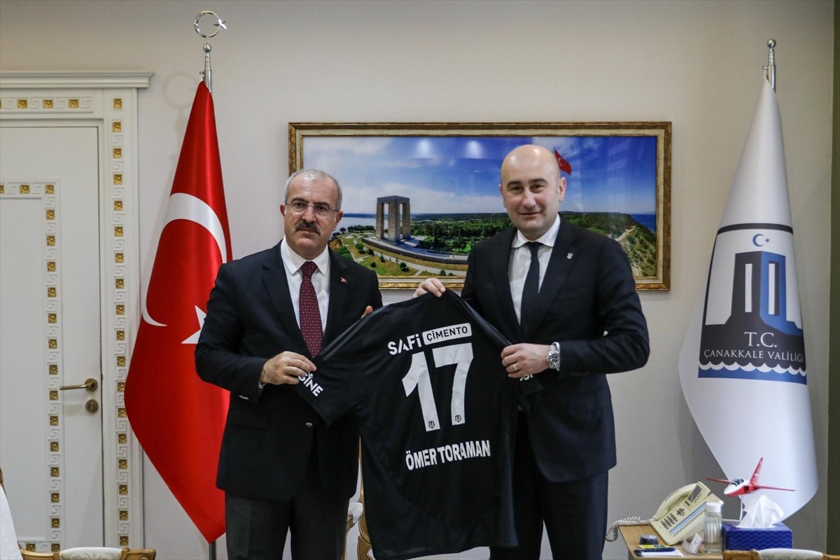 Beşiktaş Kulübü Başkanı Hüseyin Yücel (sağda), Çanakkale Valisi Ömer Toraman'ı (solda) ziyaret...