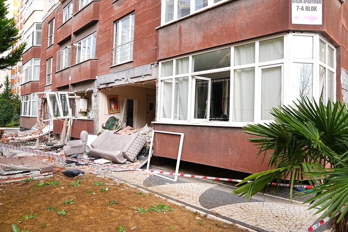 Beylikdüzü'nde bir binanın bodrum katındaki dairede meydana gelen patlamada 1 kişi hayatını...
