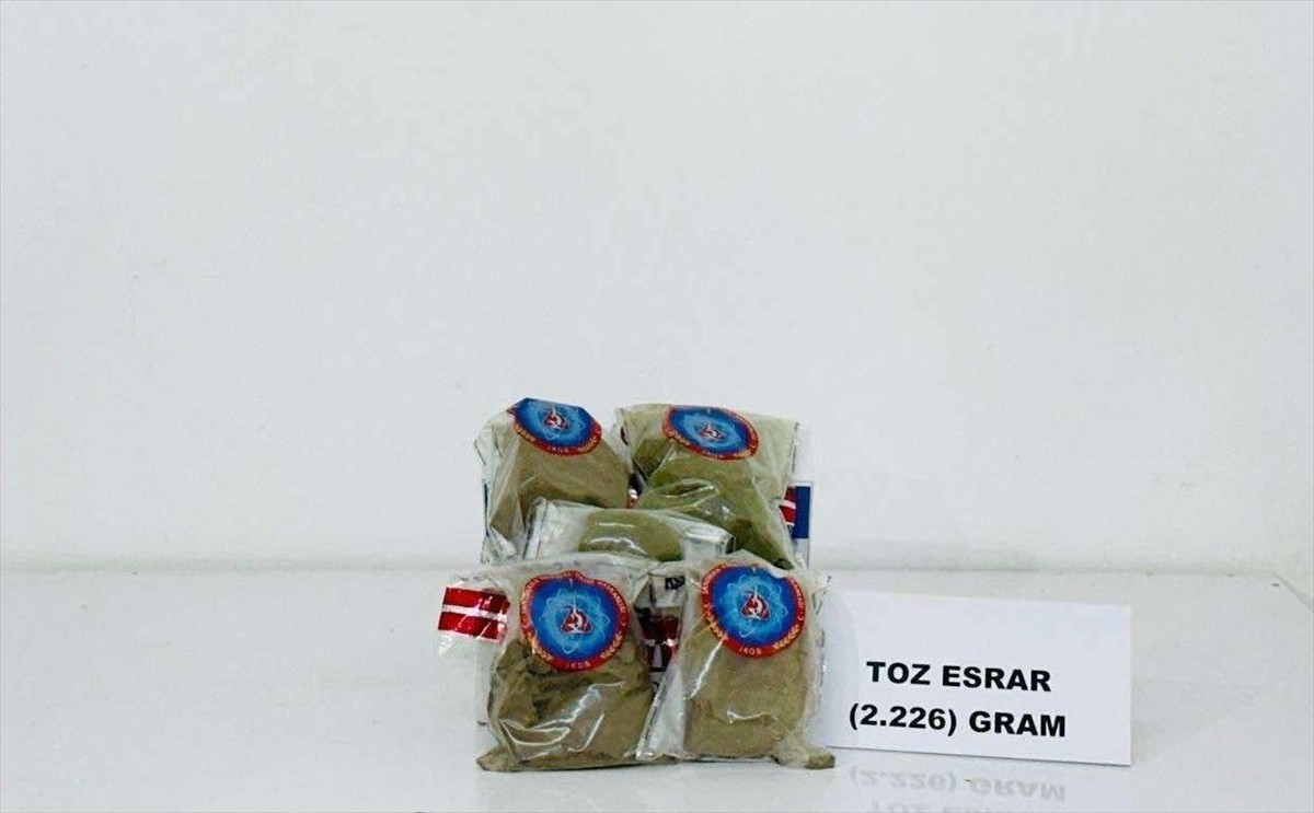 Bingöl'de düzenlenen operasyonda, 3 kilo 257 gram esrar, bir miktar sentetik uyarıcı ve ruhsatsız...