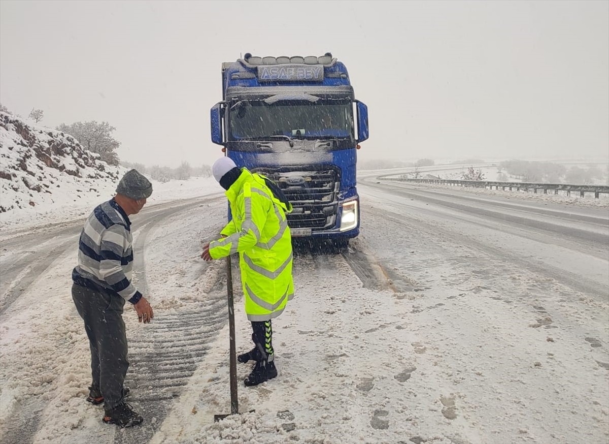 Bingöl'de yoğun yağışı ulaşımda aksamalara yol açtı. İl Emniyet Müdürlüğü Bölge Trafik Denetleme...