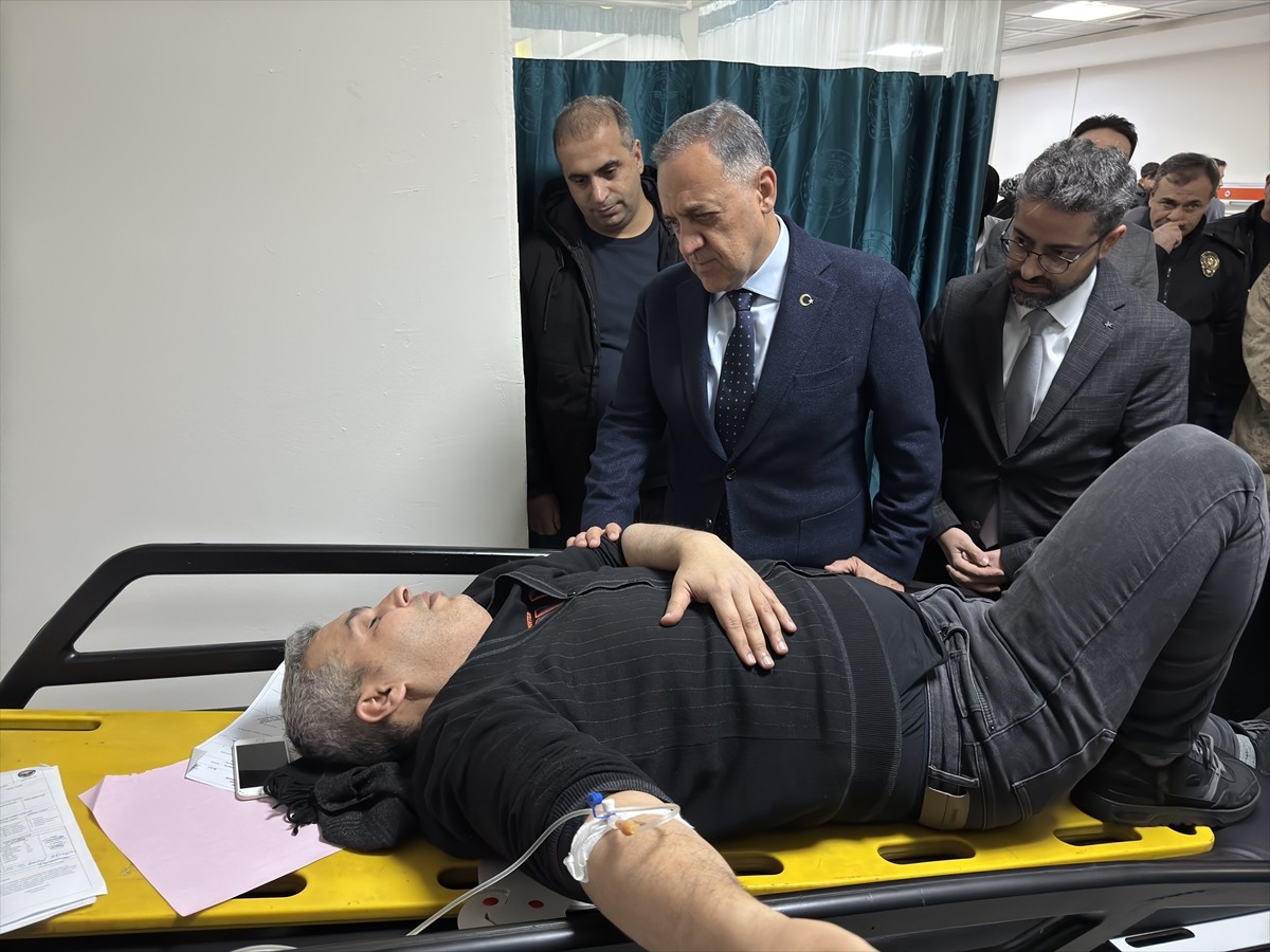 Bingöl'de yolcu otobüsünün devrilmesi sonucu 2 kişi hayatını kaybetti, 17 kişi yaralandı. Vali...