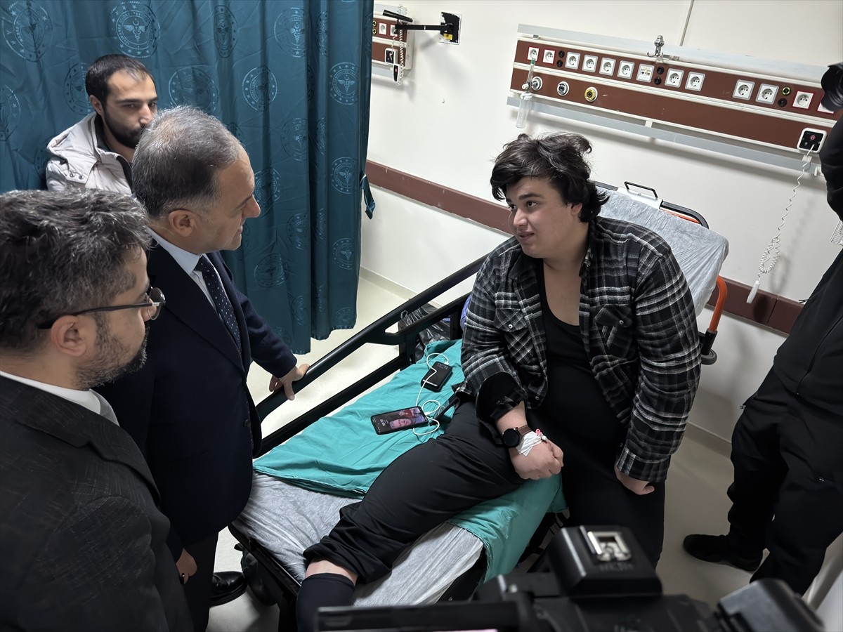 Bingöl'de yolcu otobüsünün devrilmesi sonucu 2 kişi hayatını kaybetti, 17 kişi yaralandı. Vali...