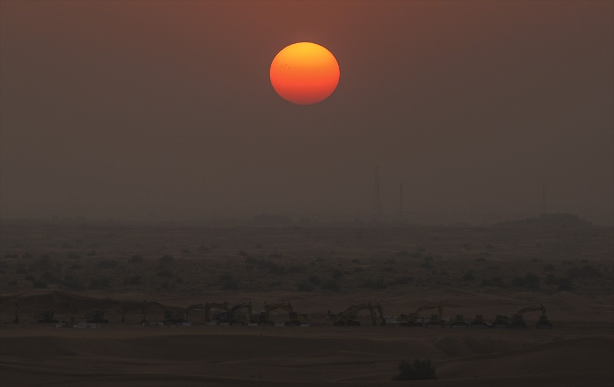 Birleşik Arap Emirlikleri'nin (BAE) Dubai şehrinde her yıl milyonlarca turist, çöl safarisiyle kum...
