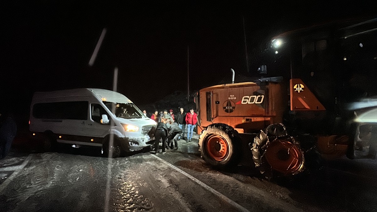 Bitlis'in Mutki ilçesinde yoğun kar ve tipi nedeniyle araçlarıyla yolda mahsur kalan 30 kişi...