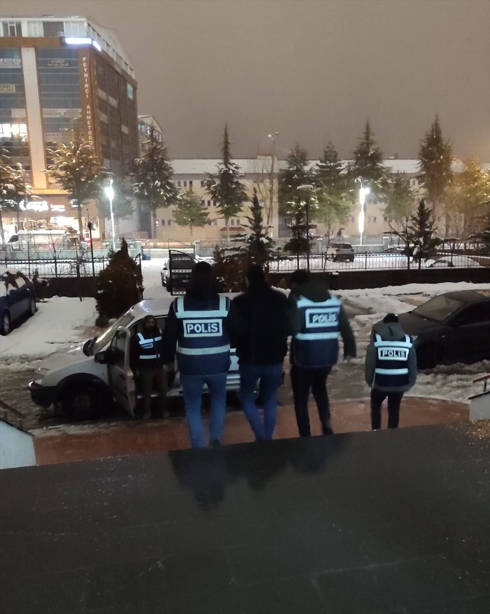 Bitlis'in Tatvan ilçesinde taklit anahtarla kilit açarak hırsızlık yapan ve hakkında 28 yıl 6 ay...