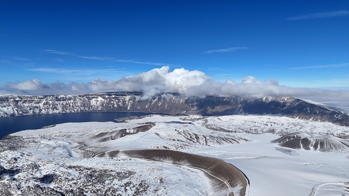 Bitlis'in Tatvan ilçesindeki Nemrut Krater Gölü kar yağışıyla beyaza büründü.