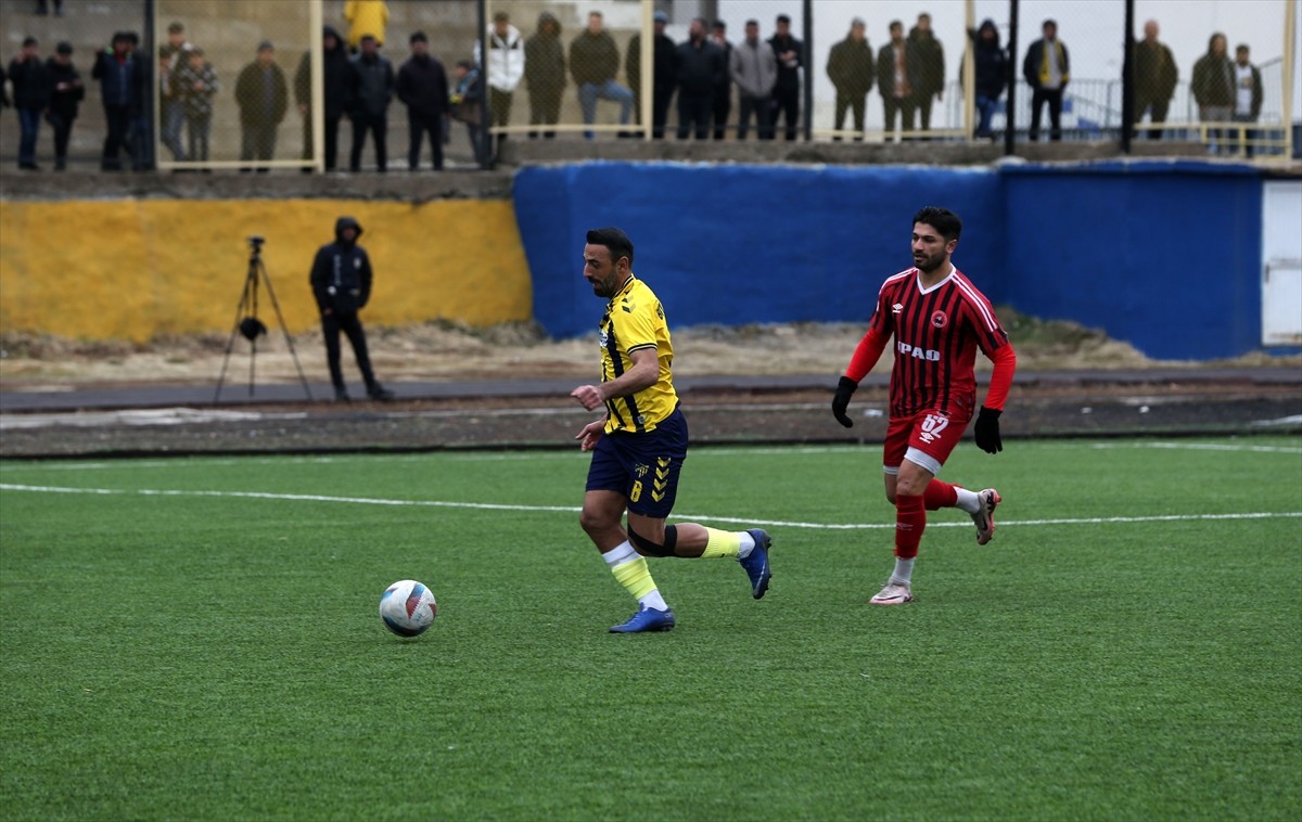 Bitlis'te Bölgesel Amatör Lig 1. Grup'ta Bitlis Özgüzelderespor ile Şırnak Petrolspor arasında...
