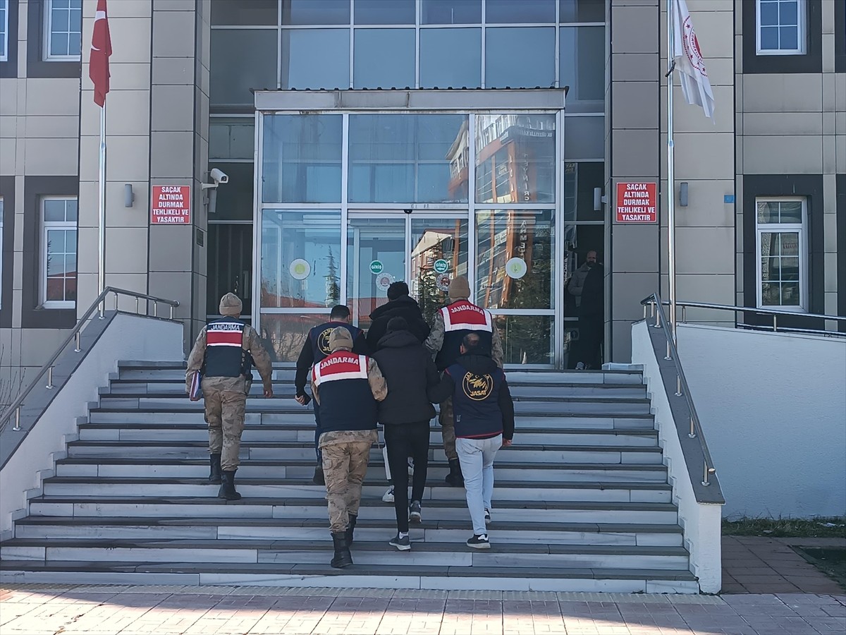 Bitlis'te, kasım ve aralık aylarında 15 hırsızlık olayını gerçekleştirdikleri belirlenen 4 şüpheli...