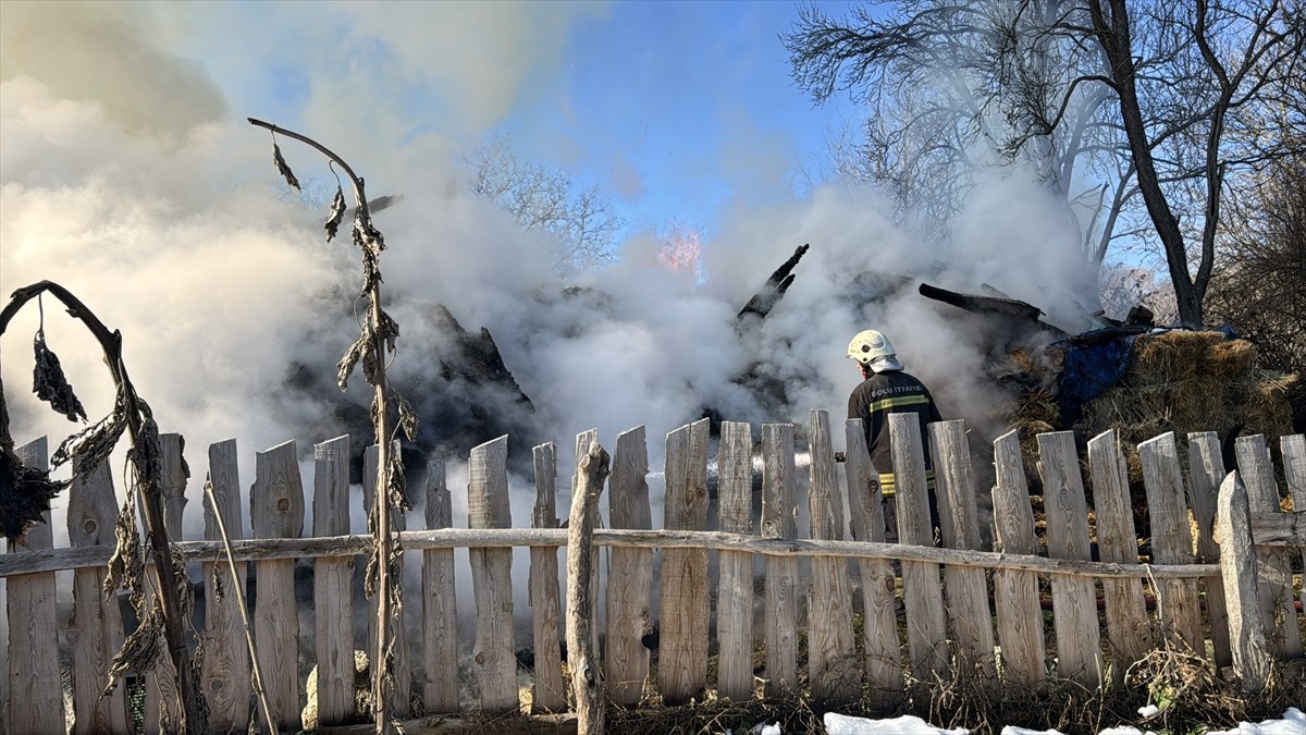 Bolu'da ahırda çıkan ve bitişikteki samanlığa sıçrayan yangın, itfaiye ekiplerince...