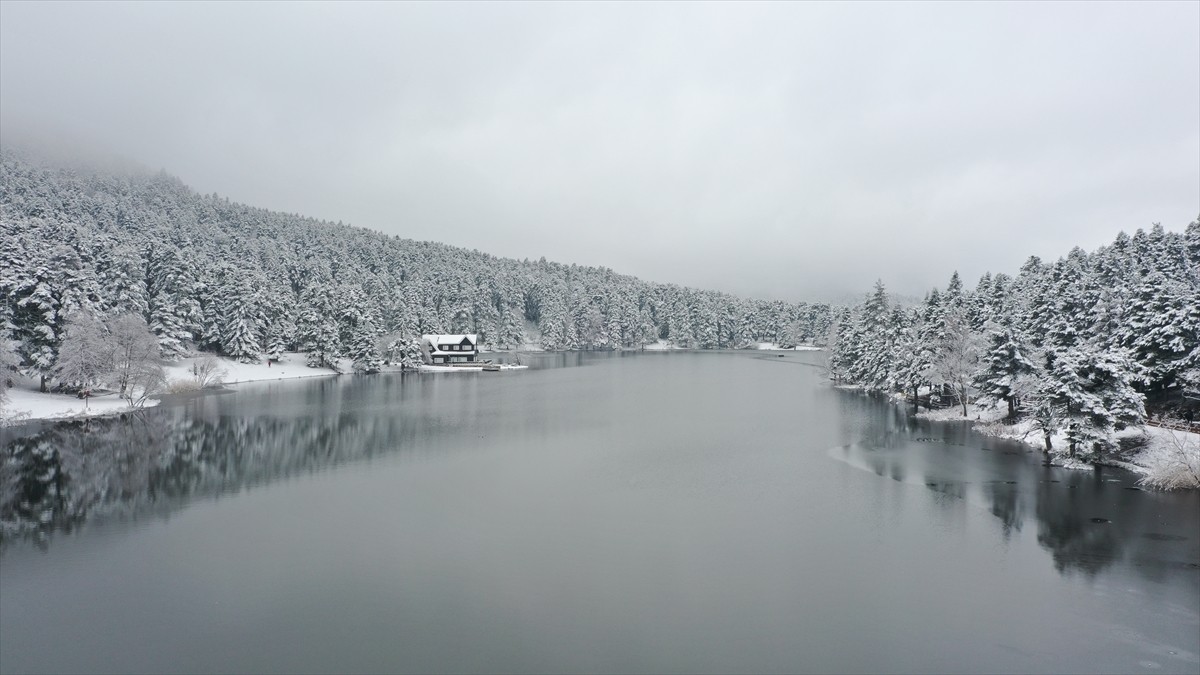 Bolu'nun doğal güzellikleri ile ünlü Gölcük Tabiat Parkı, etkili olan kar yağışının ardından...