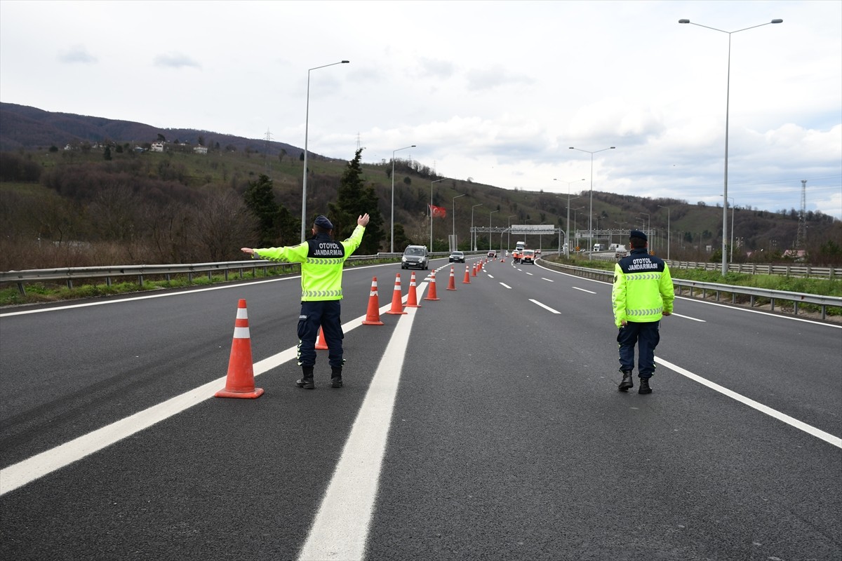 Bolu Dağı Tüneli'nde plaka tanıma sistemi (PTS) kurulum çalışmaları nedeniyle Anadolu Otoyolu'nun...