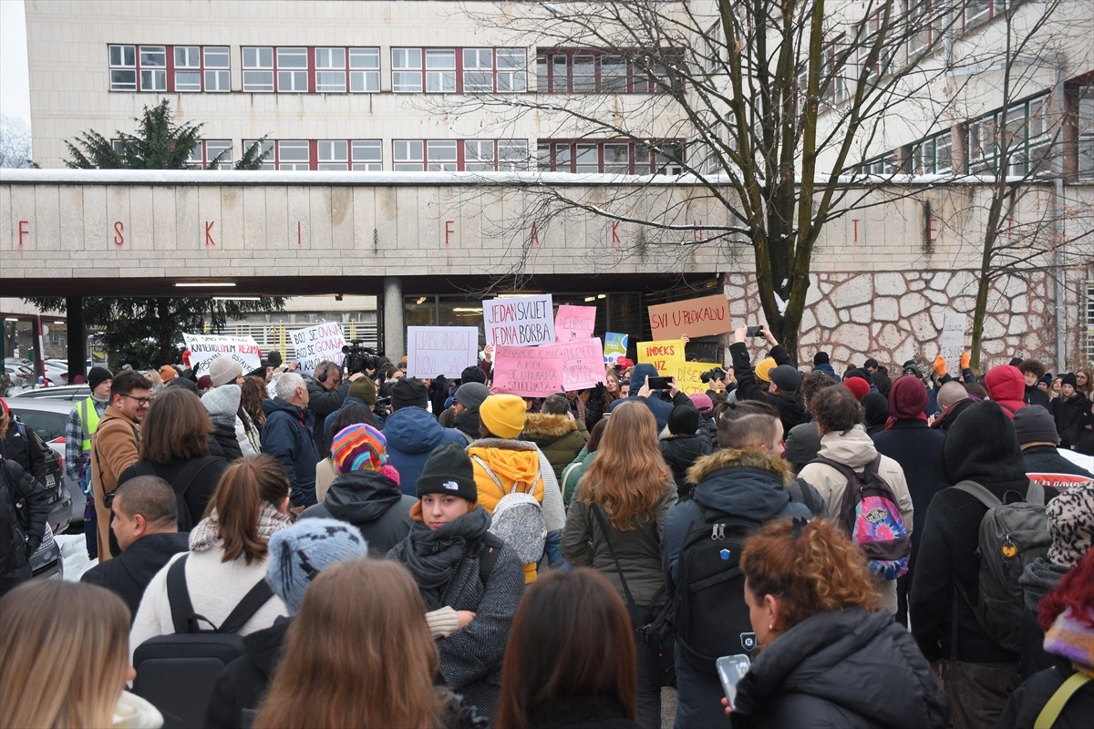 Bosna Hersek'in başkenti Saraybosna'da bir araya gelen üniversite öğrencileri, Sırbistan'ın Novi...