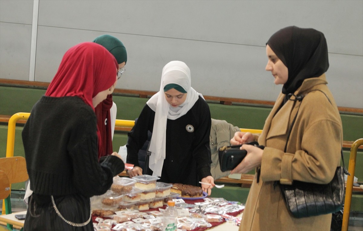 Bosna Hersek'in Tuzla kentinde eğitim gören medrese öğrencileri, İsrail'in saldırılarına uğrayan...