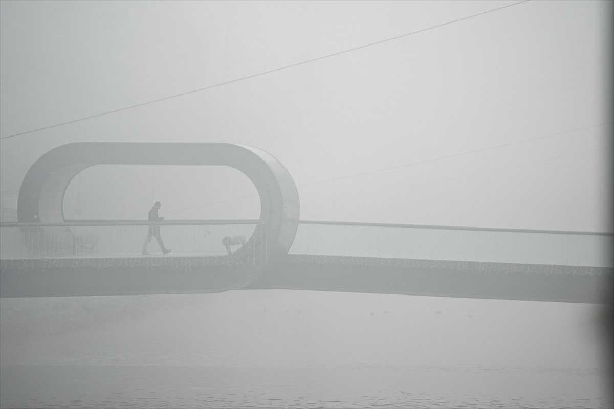 Bosna Hersek'teki birçok kentte hava kirliliğinin artması nedeniyle görüş mesafesi düştü. Başkent...