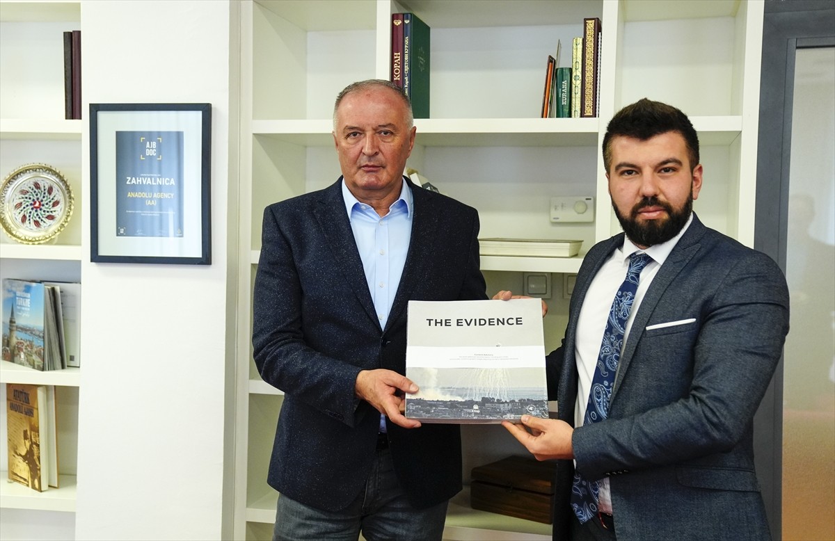 Bosna Hersek Savunma Bakanı Zukan Helez (solda), başkent Saraybosna'daki Anadolu Ajansı (AA)...