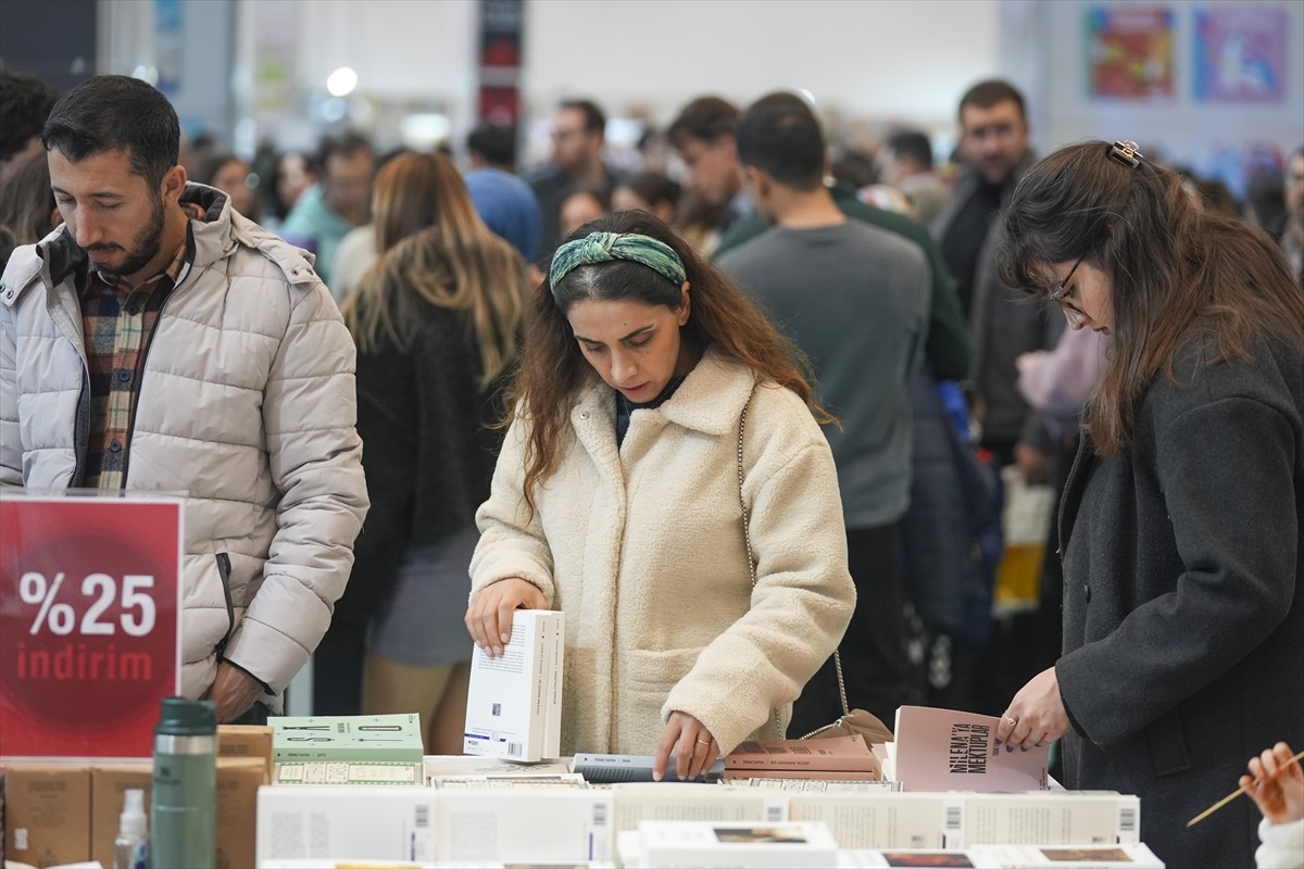 Bu yıl 21'incisi düzenlenen Ankara Kitap Fuarı bugün sona eriyor. ATO Congresium'da 29 Kasım'da...