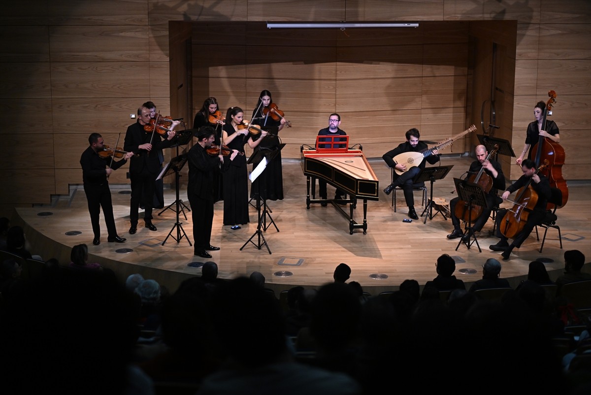 Bu yıl kurulan ve Türkiye'de birkaç "eski müzik" topluluğundan biri olan oda orkestrası Musica...