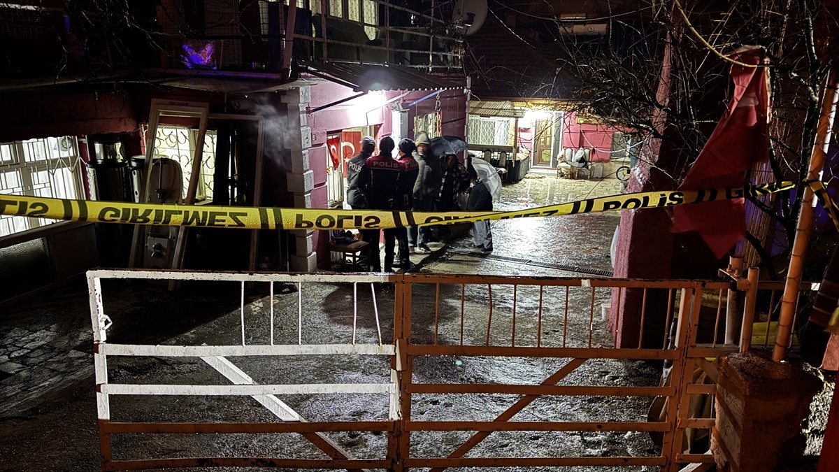 Burdur'da av tüfeğiyle vurulan çocuk hayatını kaybetti.Polis ekipleri, olay anında evde bulunan 3...