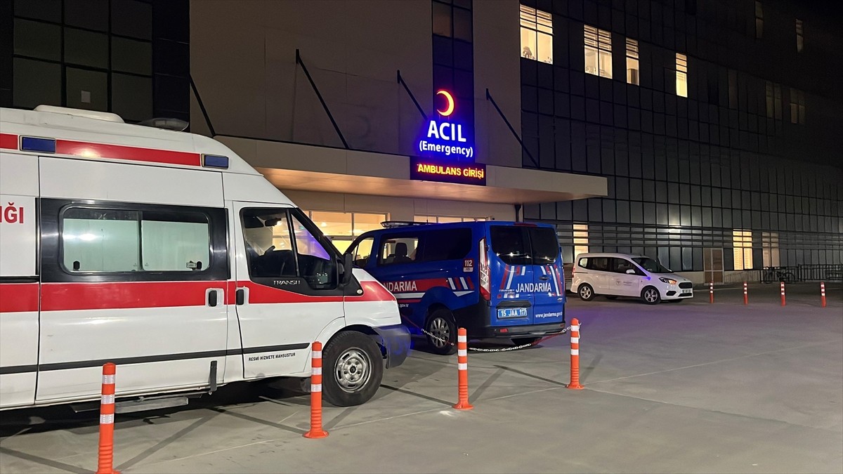 Burdur'da düğünde çıkan bıçaklı kavgada yaralanan baba ve oğlu tedavi altına alındı.