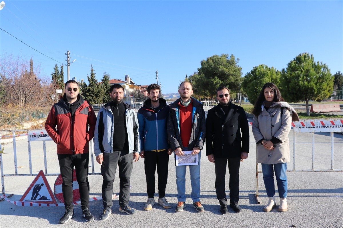 Burdur'daki zemin kayması sonucu çöküntü meydana gelen sokağın çevresindeki bazı evlerde hasar...