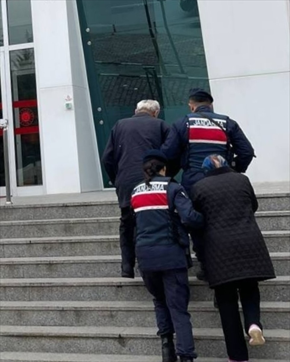 Burdur'un Bucak ilçesinde tefecilik operasyonunda gözaltında alınan 2 şüpheliden 1'i...