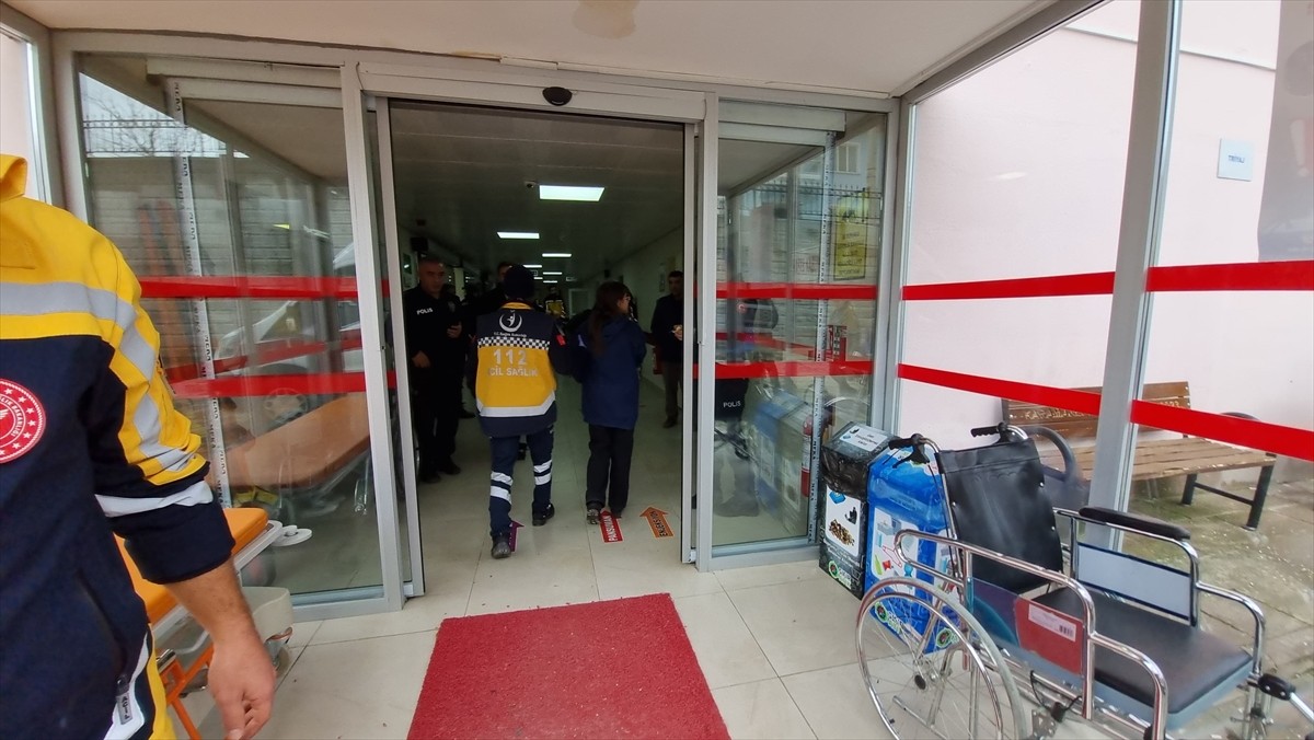 Burdur'un Karamanlı ilçesinde bir okulda yedikleri yemekten zehirlendikleri şüphesiyle 43 öğrenci...