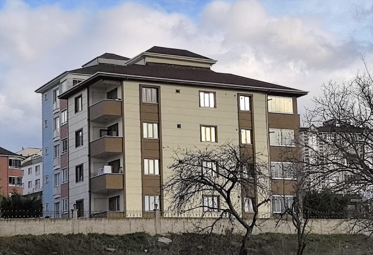 Bursa'nın İnegöl ilçesinde 4 katlı binanın ikinci katındaki balkondan düşen genç ağır...