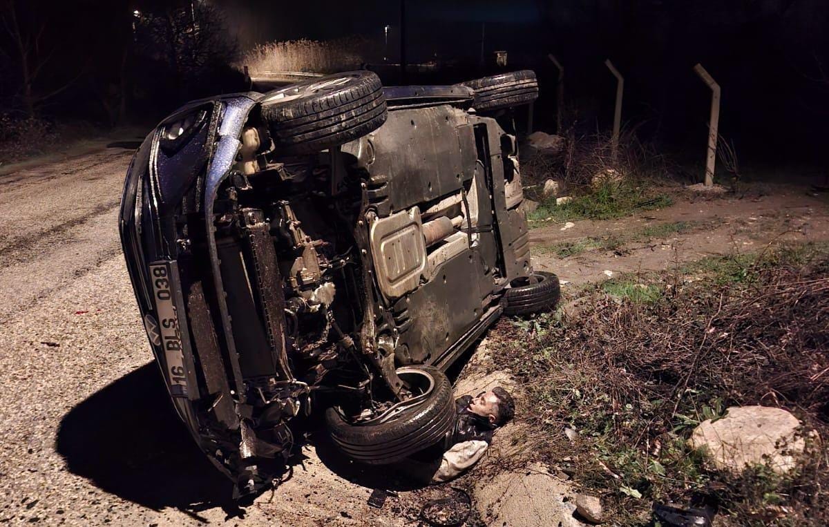 Bursa'nın Kestel ilçesinde aydınlatma direğine çarpan otomobilin sürücüsü hayatını...