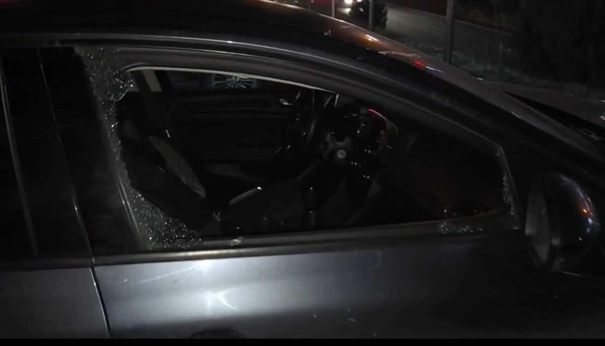 Bursa'nın Kestel ilçesinde, otomobilde uğradığı silahlı saldırıda yaralanan kişi tedavi altına...