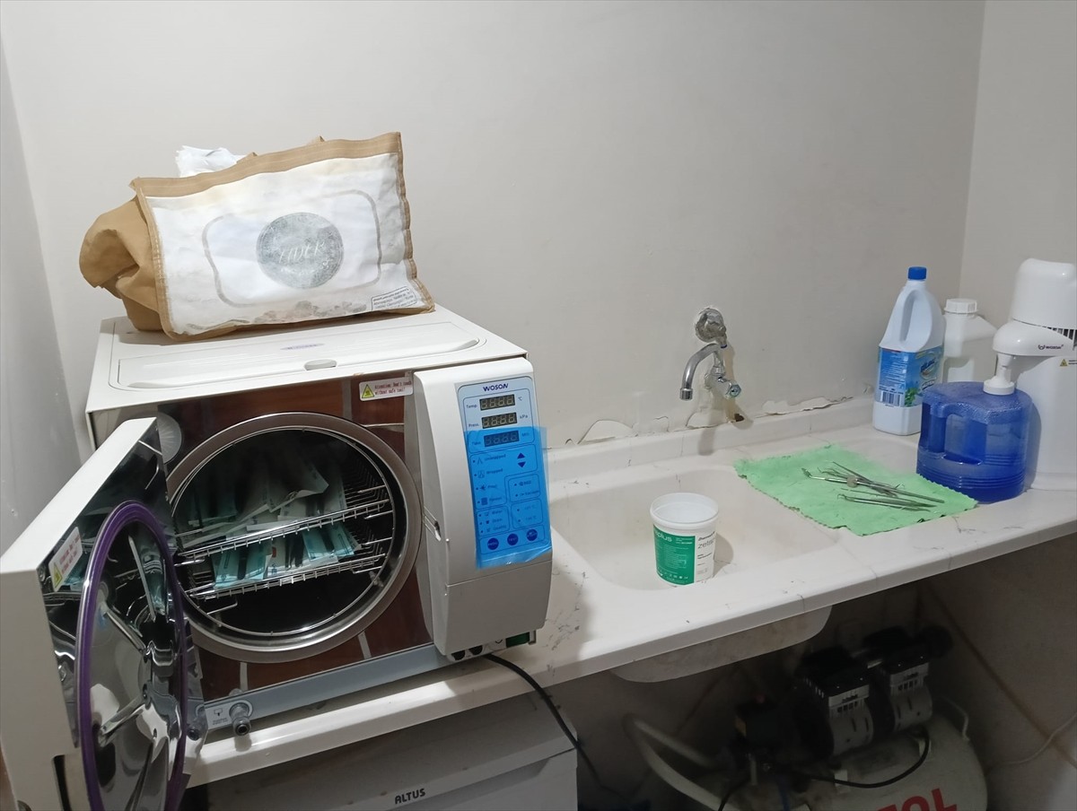 Bursa'nın Osmangazi ilçesinde polis ekipleri kaçak diş kliniğini mühürledi.