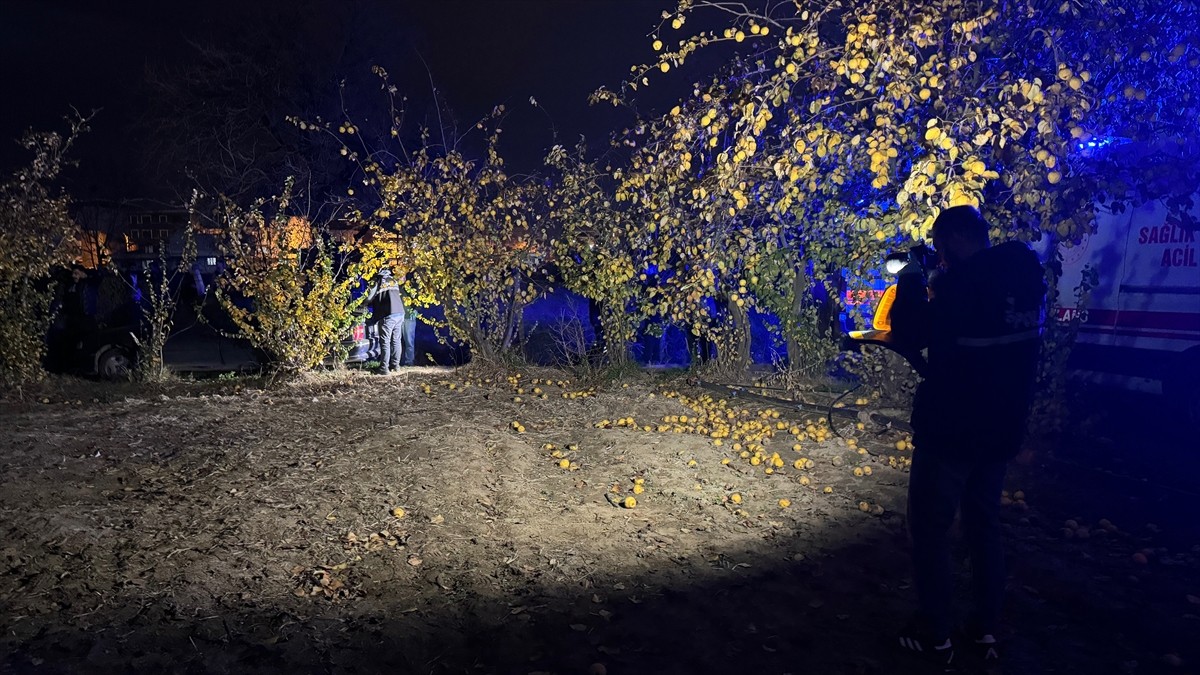 Bursa'nın Yıldırım ilçesinde bir kişi, boşanma aşamasındaki eşini silahla öldürüp intihar etti....