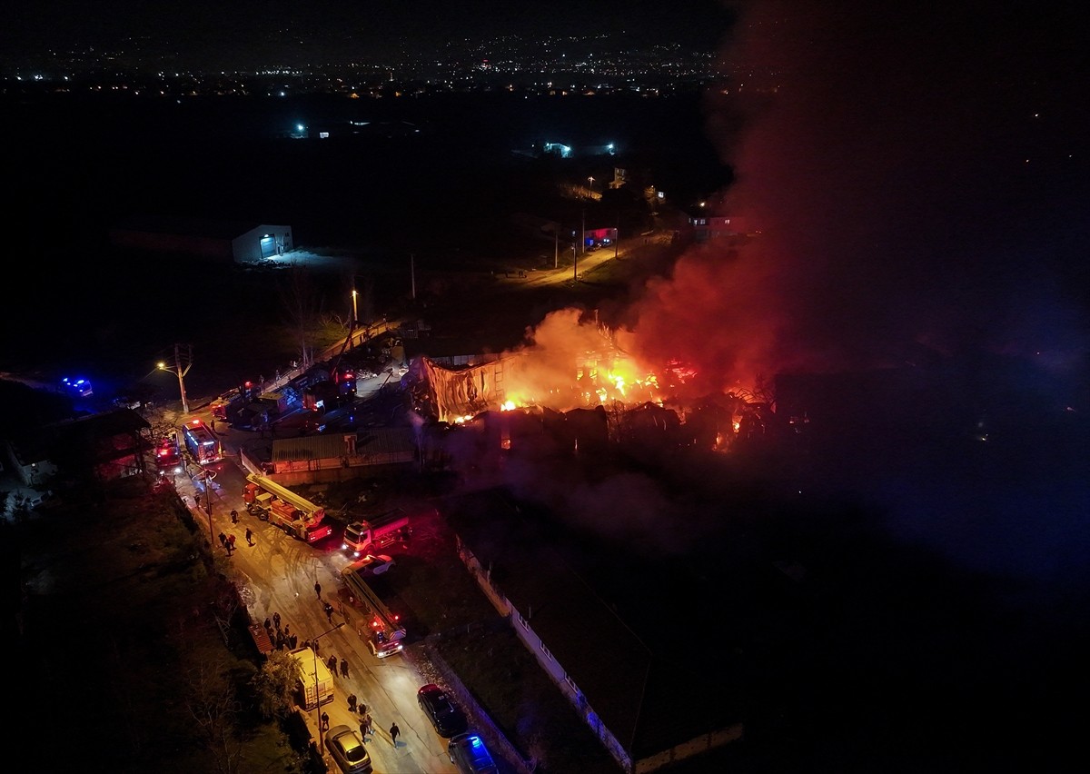 Bursa'nın Yıldırım ilçesinde bulunan gıda deposunda çıkan yangın söndürülmeye çalışılıyor. Olay...