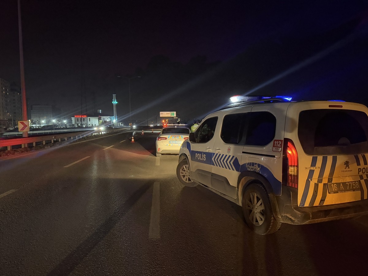 Bursa'nın Yıldırım ilçesinde vince arkadan çarpan motosikletteki 2 kişi ağır yaralandı.