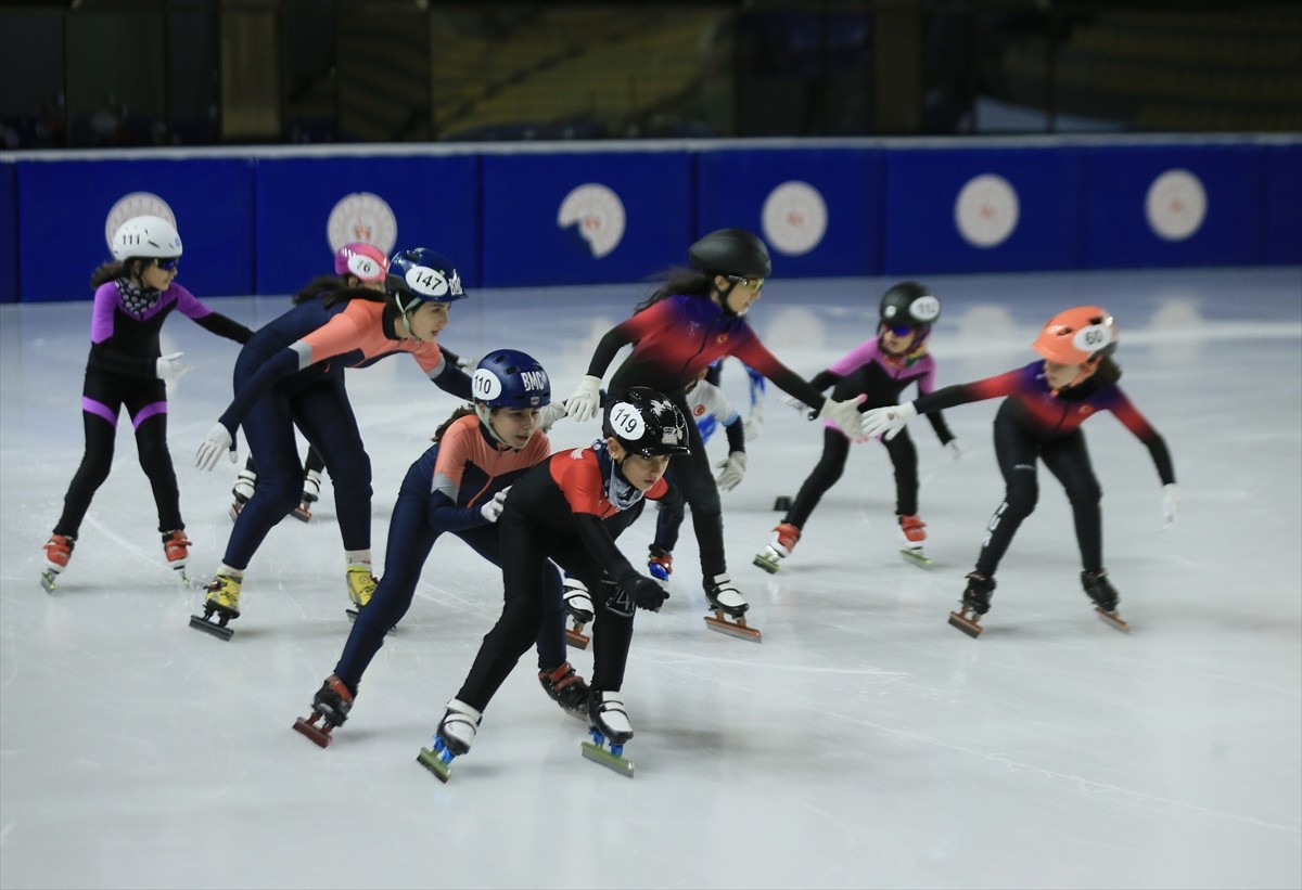 Buz Pateni Milli Takımı, gelecek yıl düzenlenecek uluslararası organizasyonlarda başarı elde...
