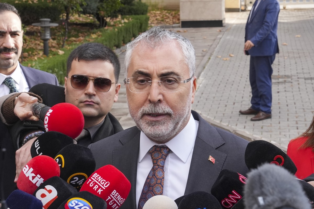 Çalışma ve Sosyal Güvenlik Bakanı Vedat Işıkhan, Asgari Ücret Tespit Komisyonu'nun yeni asgari...