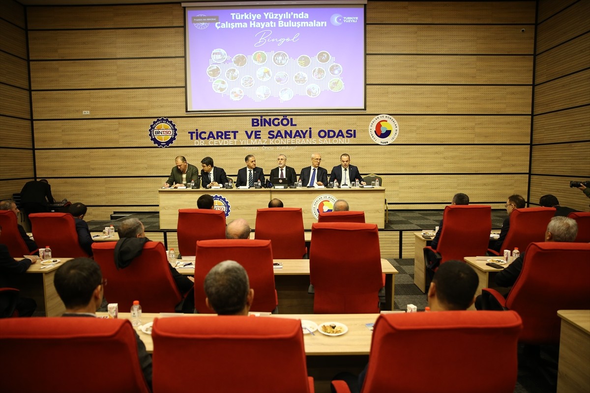 Çalışma ve Sosyal Güvenlik Bakanı Vedat Işıkhan, Bingöl Ticaret ve Sanayi Odası'nda düzenlenen "İş...