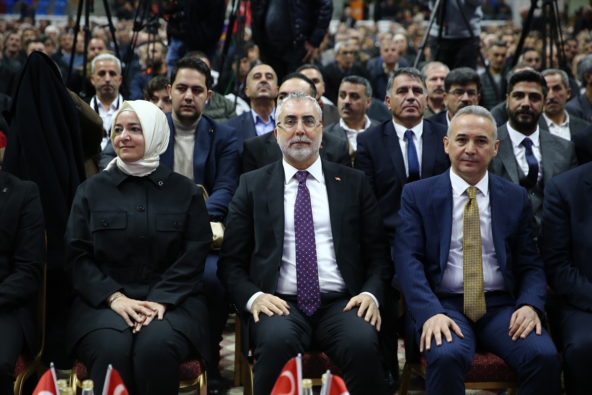 Çalışma ve Sosyal Güvenlik Bakanı Vedat Işıkhan, Karşıyaka Spor Salonu'nda düzenlenen AK Parti...