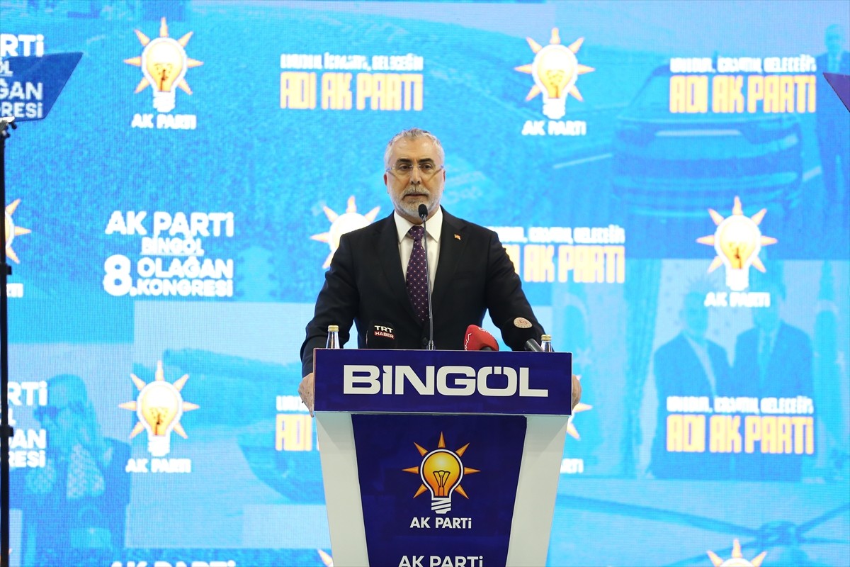 Çalışma ve Sosyal Güvenlik Bakanı Vedat Işıkhan, Karşıyaka Spor Salonu'nda düzenlenen AK Parti...