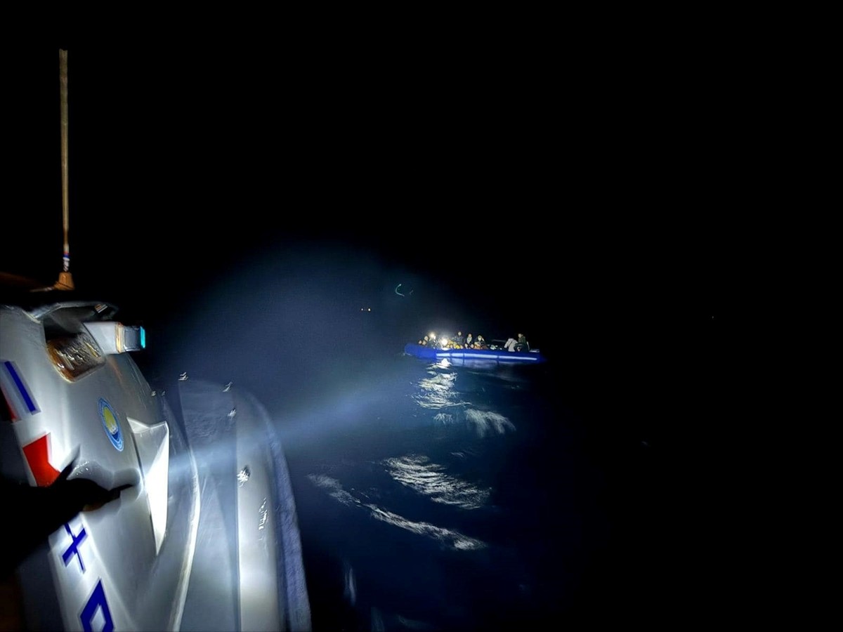 Çanakkale'nin Bozcaada ilçesi açıklarında lastik botta 45 düzensiz göçmen yakalandı.